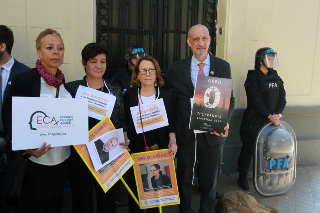 Los activistas instaron al Papa a visitar a la Argentina para garantizar que la Iglesia Católica aplique medidas contra estos delitos.