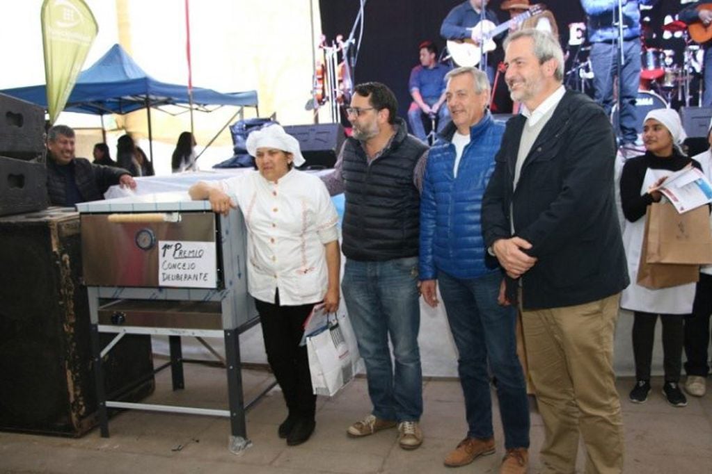 El presidente del Concejo Deliberante, Lisandro Aguiar (c), entregó a la ganadora Asunción Argüello el horno otorgado por el parlamento comunal como primer premio del 11° Festival de la Empanada Jujeña.