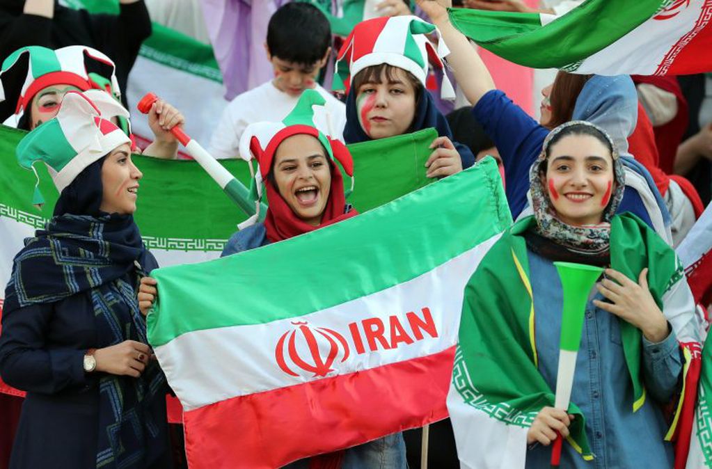 Las mujeres iraníes ingresaron sin restricciones a un estadio por primera vez en 40 años. (EFE)