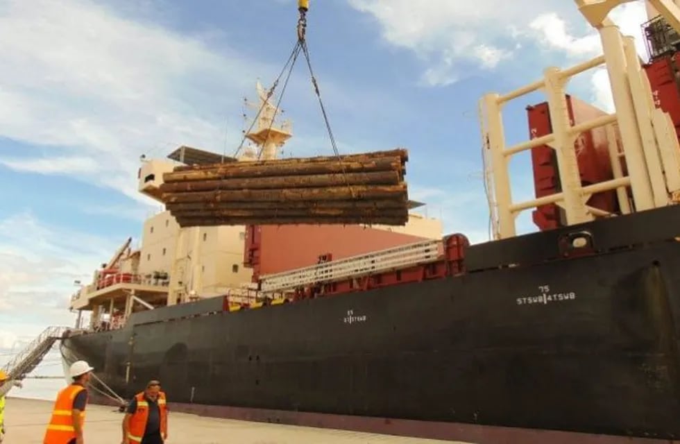 Paraná: partió un barco con 34 mil toneladas de madera hacia China