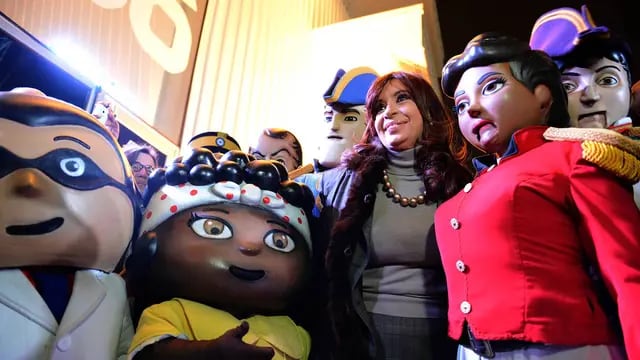 Cristina Kirchner con los personajes de Pakapaka