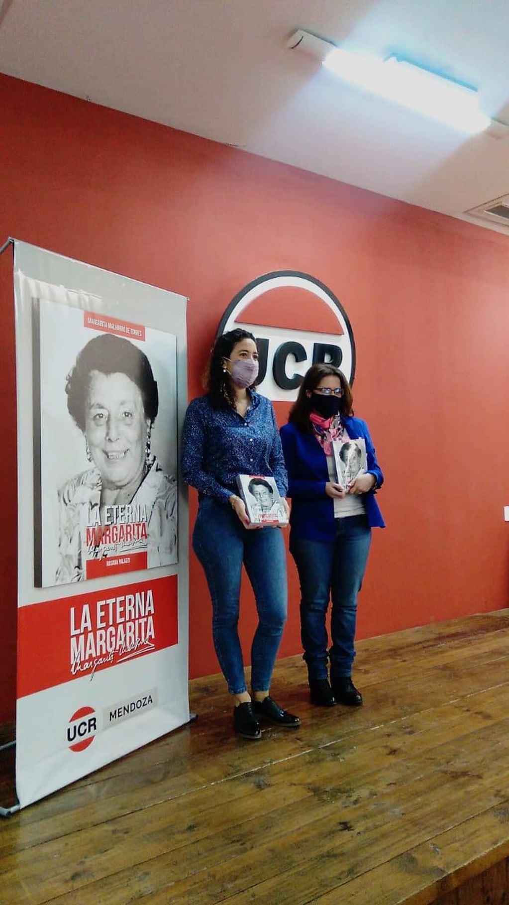 La autora del libro sobre Margarita Malharro de Torres, Rosana "Chispi" Palazzi y la periodista Ángeles Acosta durante la presentación de "La Eterna Margarita". 