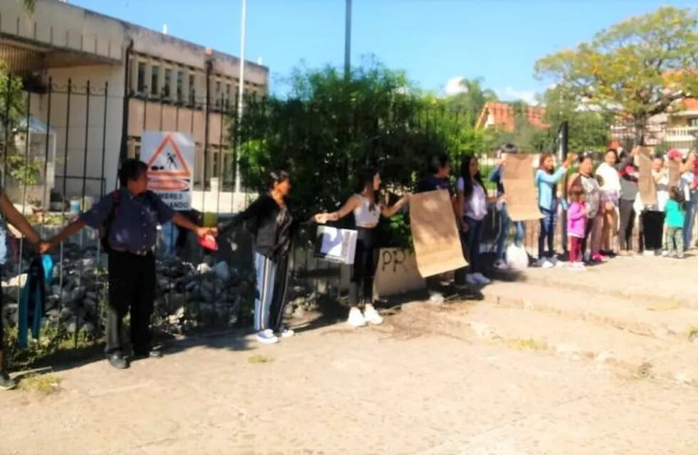 Protesta de padres en la escuela Santa Rosa, en Jujuy