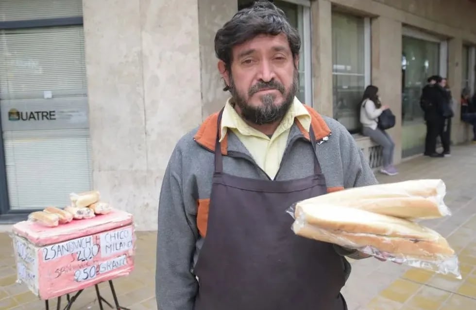 Carlos Barroso trabaja todos los días vendiendo sánguches de milanesa en las inmediaciones del hospital Rawson.