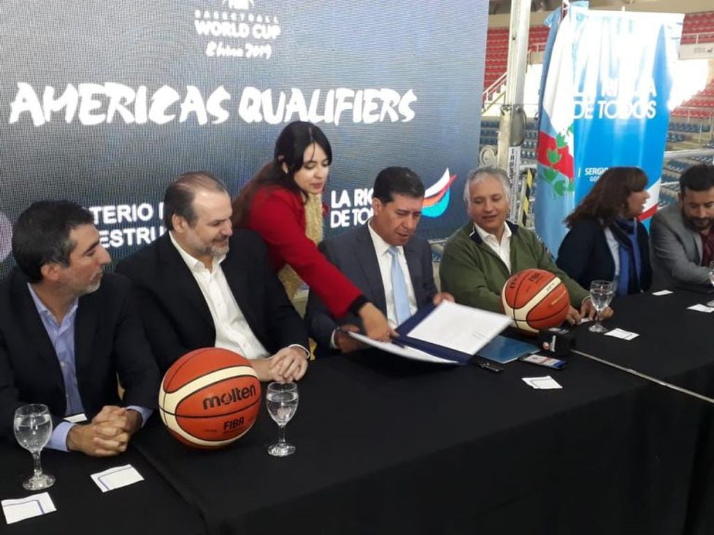 El gobernador Sergio Casas junto al presidente de la Confederación Argentina de Basquetbol (CABB) Federico Susbielles anuncia los próximos partidos que se disputarán en el Superdomo La Rioja.
