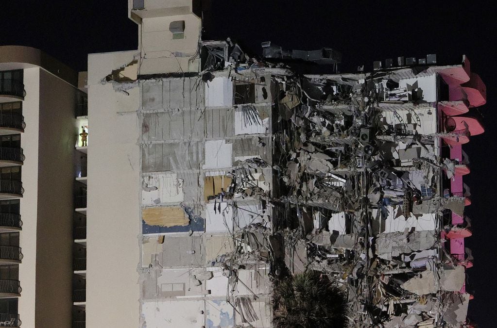 Bomberos y rescatistas trabajan en el derrumbe de un edificio en Miami, Estados Unidos.
