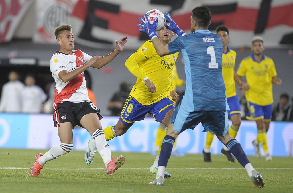 Agustín Rossi, en uno de sus últimos clásicos contra River en el Monumental. (Fotobaires)