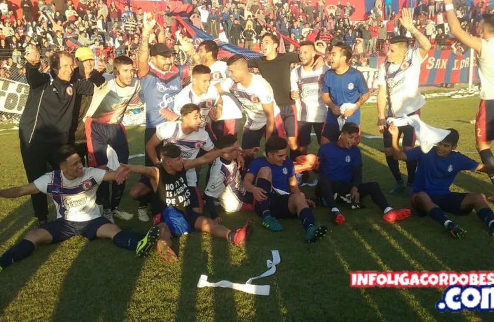 Festejo del turquerío. San Lorenzo prolongó el festejo del clásico en Las Flores y fue campeón del Inicial.