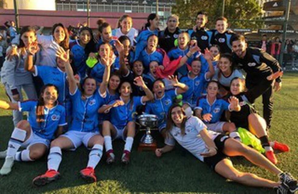 Milagros Otazú con su equipo campeona junto a su equipo que ganó la quinta copa del fútbol femenino amateur. (Olé)