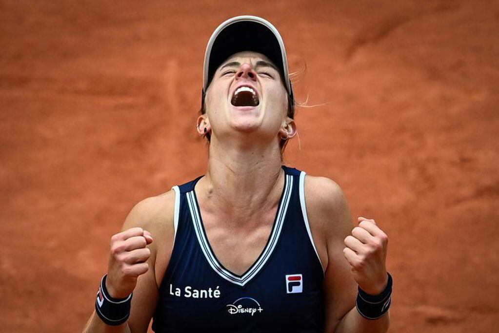 Nadia Podoroska celebra su victoria ante la ucraniana Elina Svitolina (Anne-Christine POUJOULAT / AFP)