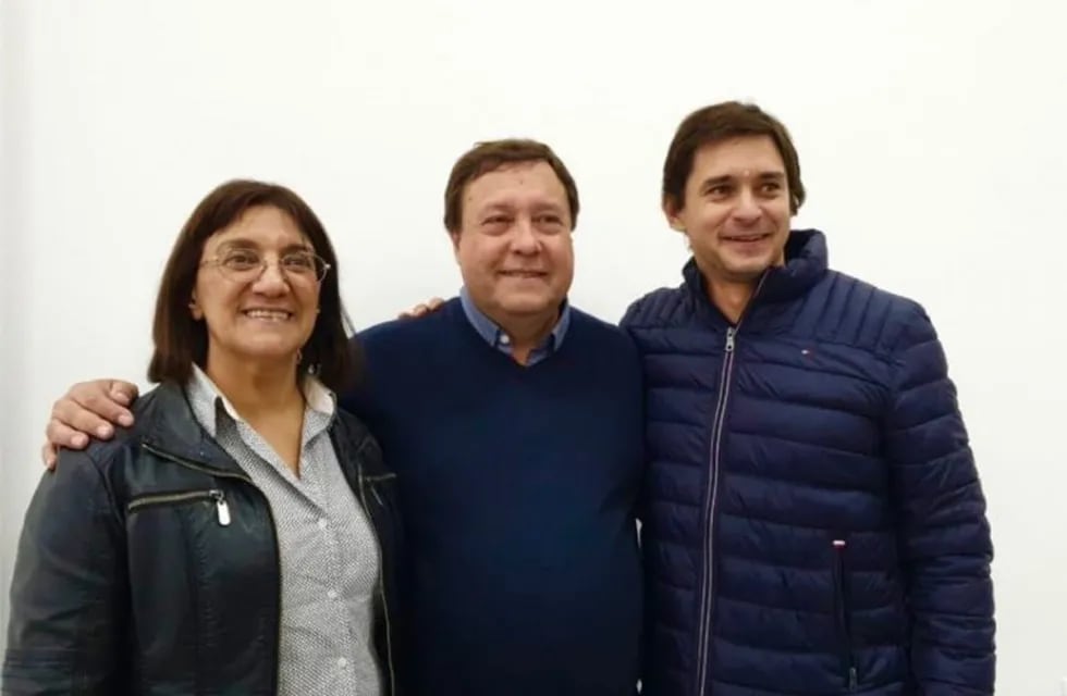 Weretilneck junto a la ministra de Educación provincial, Mónica Silva y el legislador Leandro Lescano.