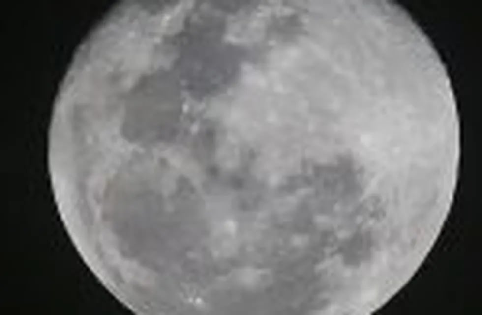 BUENOS AIRES (ARGENTINA), 30/08/2015.- Imagen de la luna llena vista desde Buenos Aires (Argentina) hoy, domingo 30 de agosto de 2015. EFE/David Fernu00e1ndez buenos aires  Imagen de la luna llena luna llena sobre buenos aires
