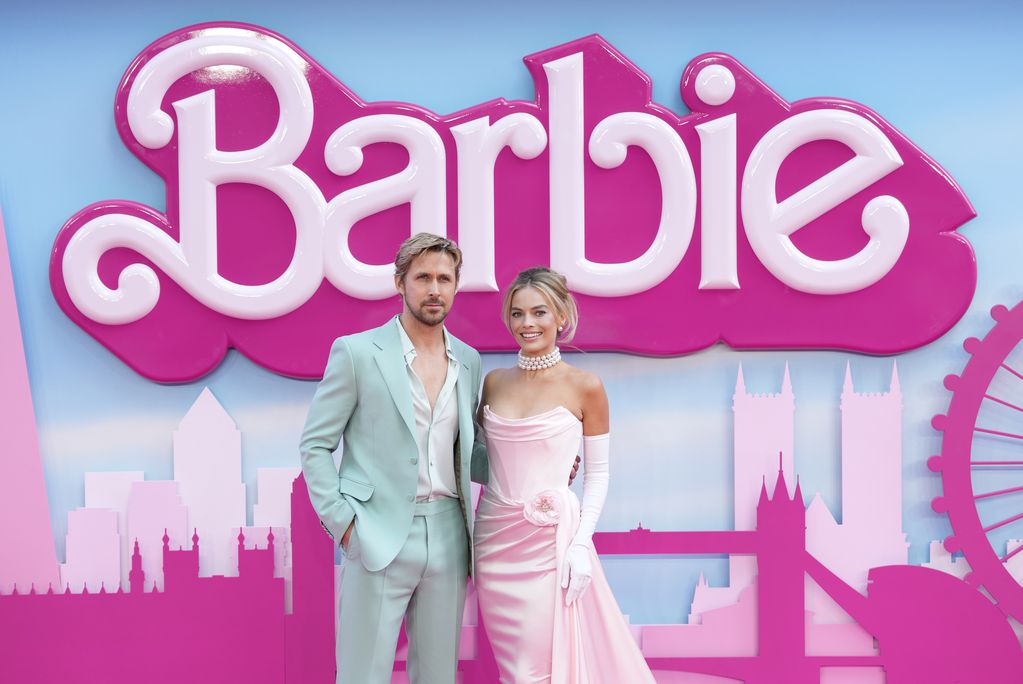 ARCHIVO- Ryan Gosling, izquierda, y Margot Robbie posan a su llegada a la premiere de "Barbie" el 12 de julio de 2023, en Londres. “Barbie” de Greta Gerwig dominó las nominaciones a los Globos de Oro con nueve menciones el 12 de diciembre de 2023. (Scott Garfitt/Invision/AP, archivo)