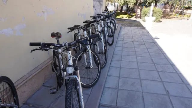 Policía donó bicicletas a escuelas rurales en Alvear