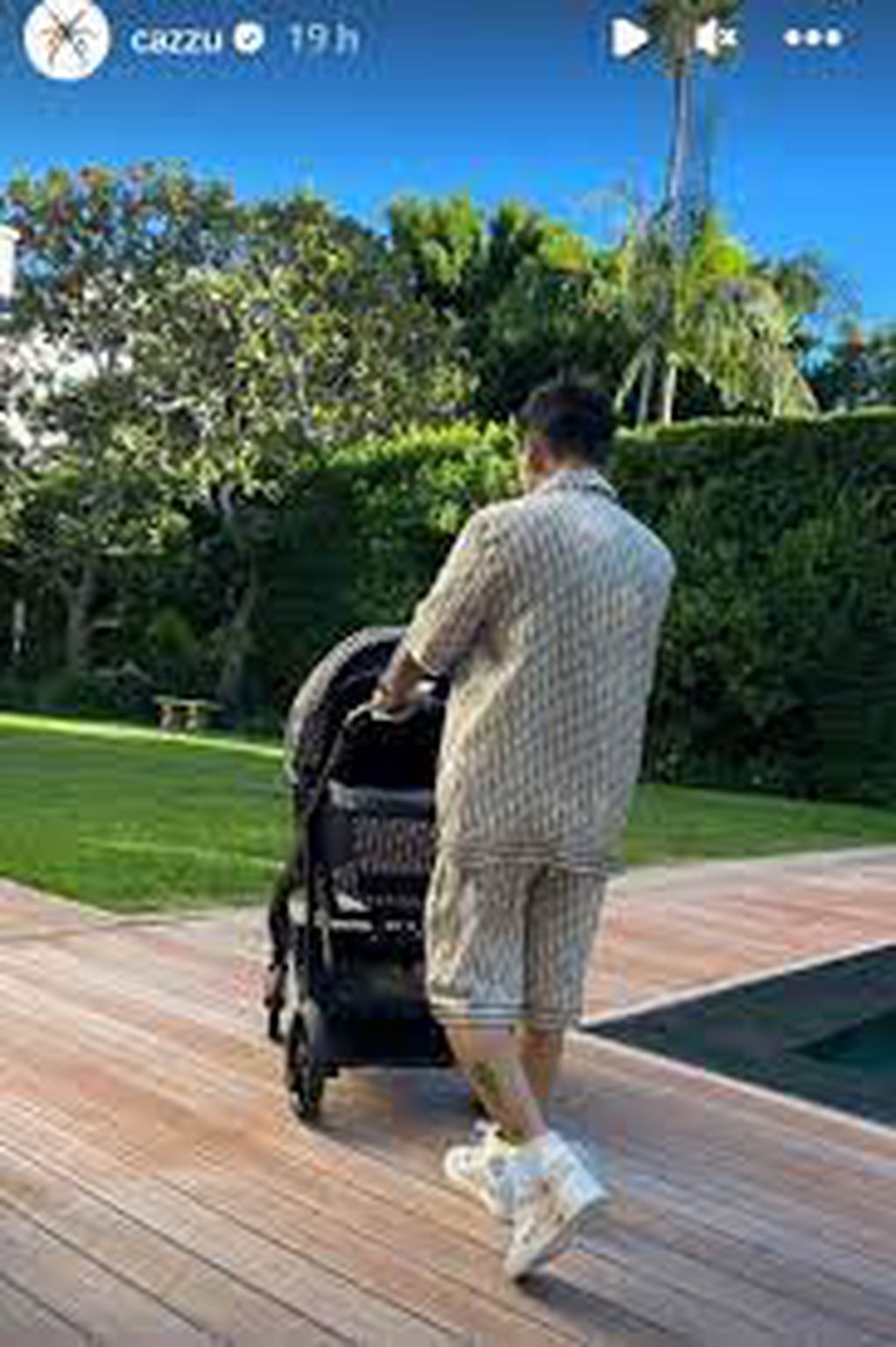 Cazzu fotografió a Christian paseando en cochecito a su bebé y luciendo un look a juego.