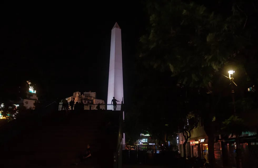 En la previa del partido de Argentina, un hincha se trepó a los carteles del Obelisco y murió. Foto Federico Lopez Claro