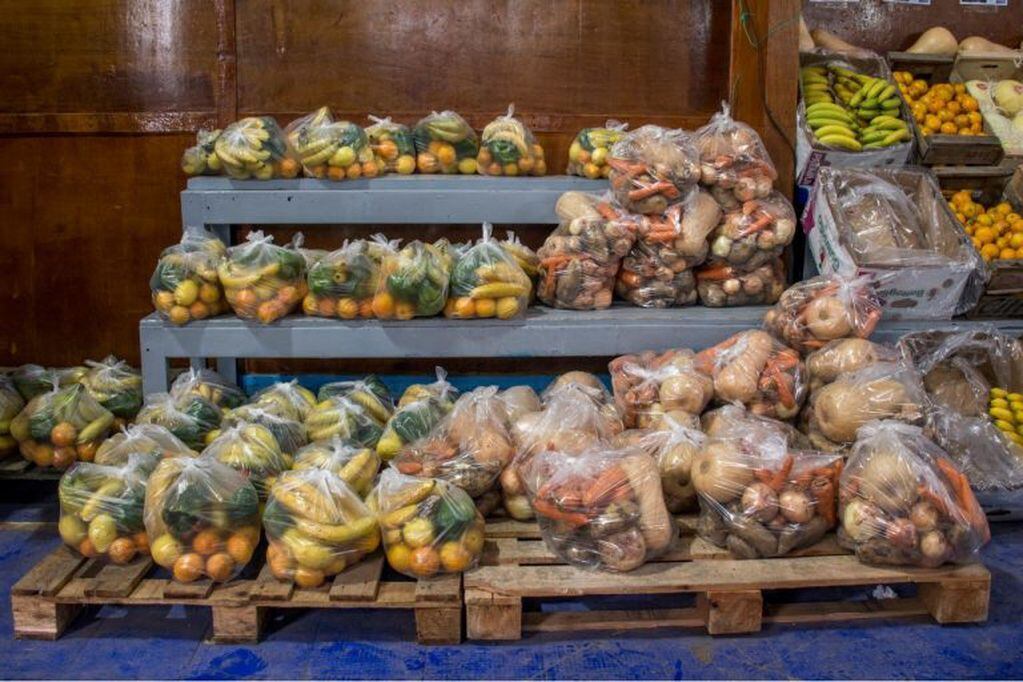 Bolsones de frutas y verduras, preparados para la venta.