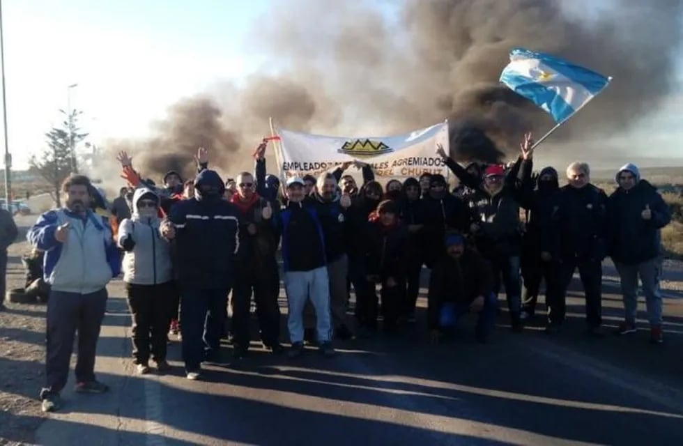 Imagen archivo. Municipales de Chubut cortan la ruta 25 en protesta por la falta de cobro de sus haberes.