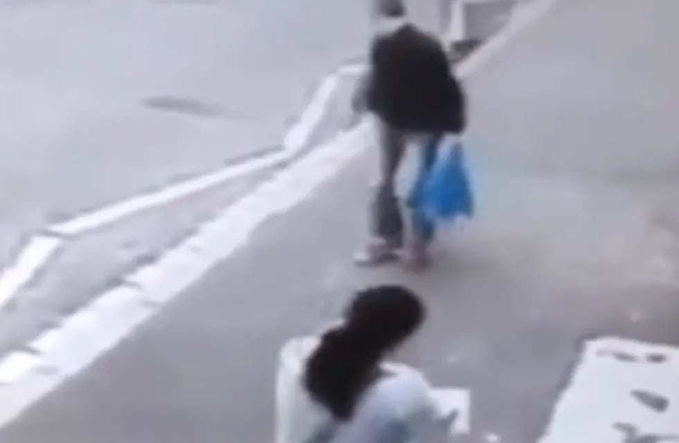Por mirarle la cola a una mujer en la calle, se dio un golpazo contra un poste
