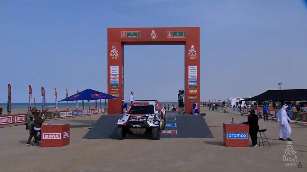 El podio de largada del Dakar 2023. Parte el catarí Nasser-Al Attiyah (Toyota).