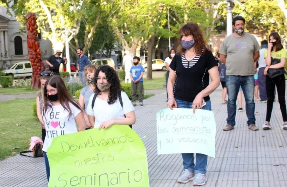 Marcha contra el cierre del Seminario en San Rafael