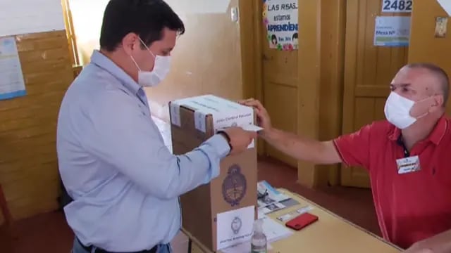 Elecciones 2021: el candidato a intendente de Colonia Wanda, Cristian Fuentes, emitió su voto