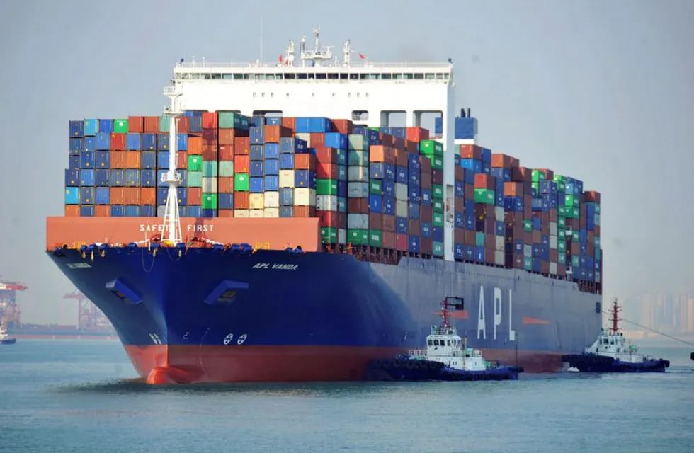 In this April 1, 2019, photo, tugboats move a container ship at a port in Qingdao in eastern China's Shandong Province. Data released Friday, April 12, 2019, shows that China's exports rebounded from a contraction in March and sales to the United States grew strongly despite President Donald Trump's tariff hikes.(Chinatopix via AP) china  exportaciones barco barcos contenedor contenedores barco containers contenedoress