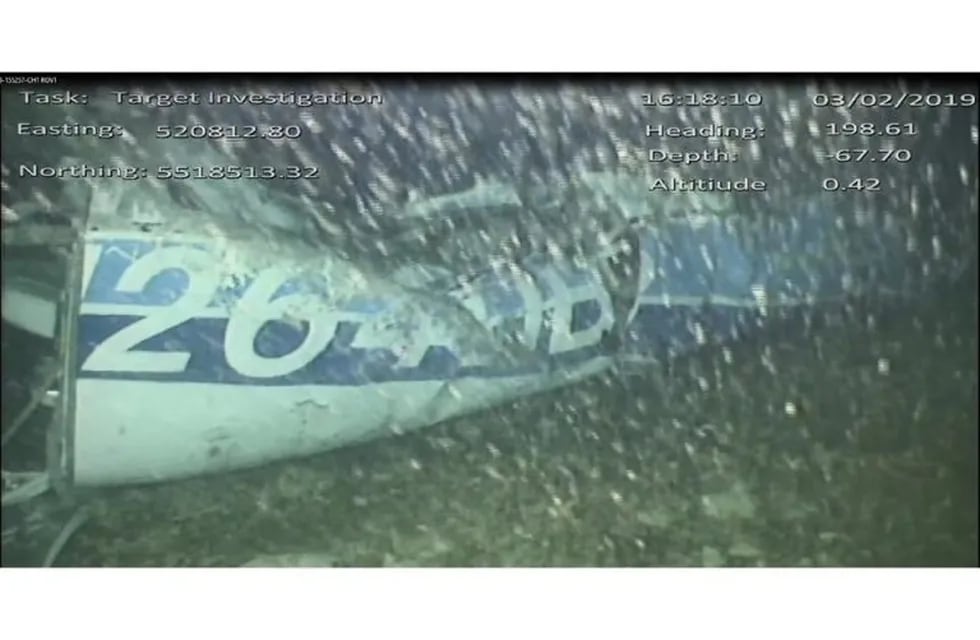 EPA707. CANAL DE LA MANCHA, 04/02/2019.- Imagen que muestra los restos del avión N264DB en el que viajaba el futbolista argentino Emiliano Sala, este lunes en el fondo del Canal de la Mancha. Un vídeo submarino de los escombros del avión privado en el que viajaba Sala, muestra a un \