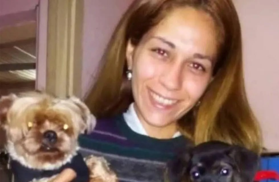 Araceli García con sus mascotas. Desaparecida en Posadas en marzo de 2020. Twitter