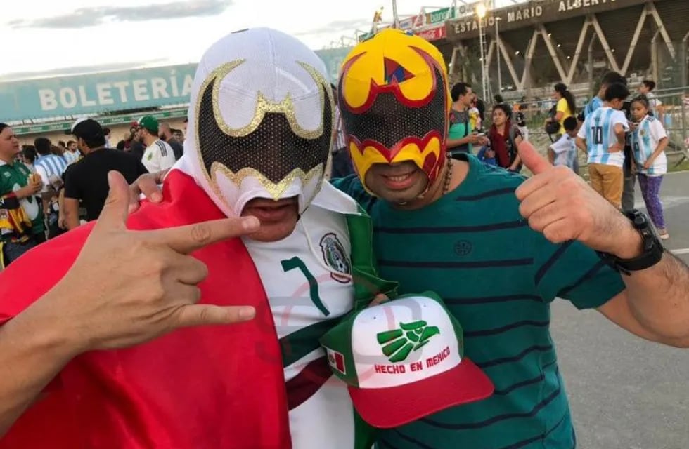 Inconfundibles y ruidosos: Los mexicanos acompañan siempre.