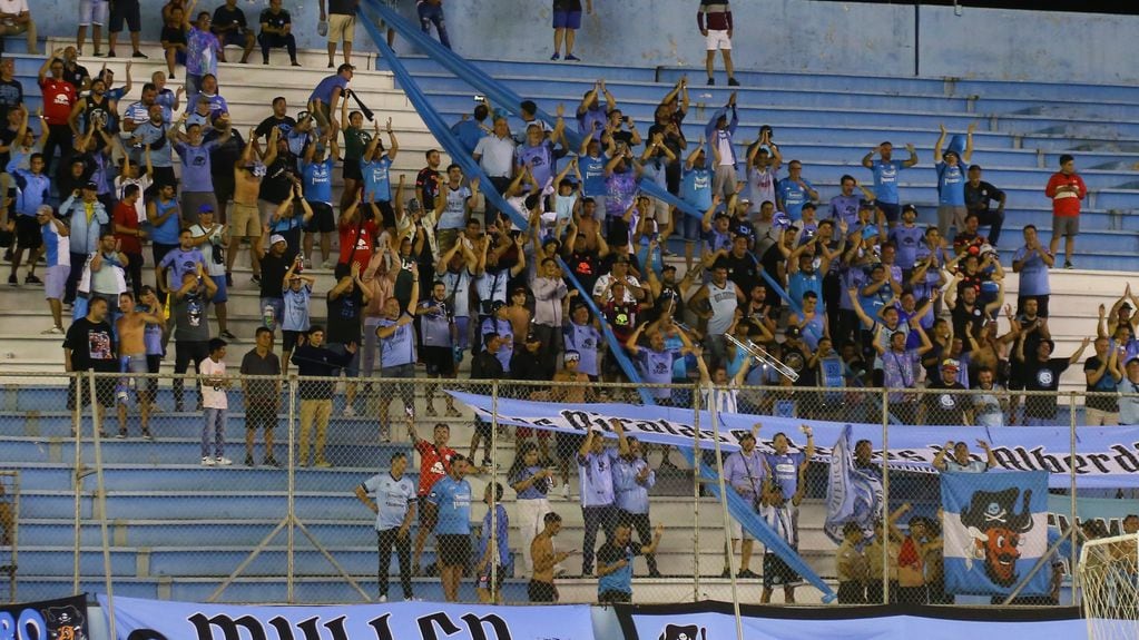 Hinchada de Belgrano en el estadio de Delfín, Ecuador, en el partido de la segunda fecha del Grupo C de la Copa Sudamericana. (Prensa Belgrano)