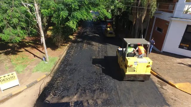 Puerto Iguazú: continúa los trabajos de asfaltado de calles empedradas