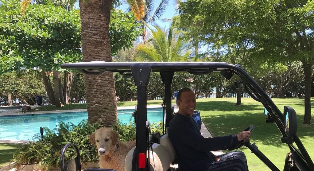 Julio Iglesias y su mascota en Miami.