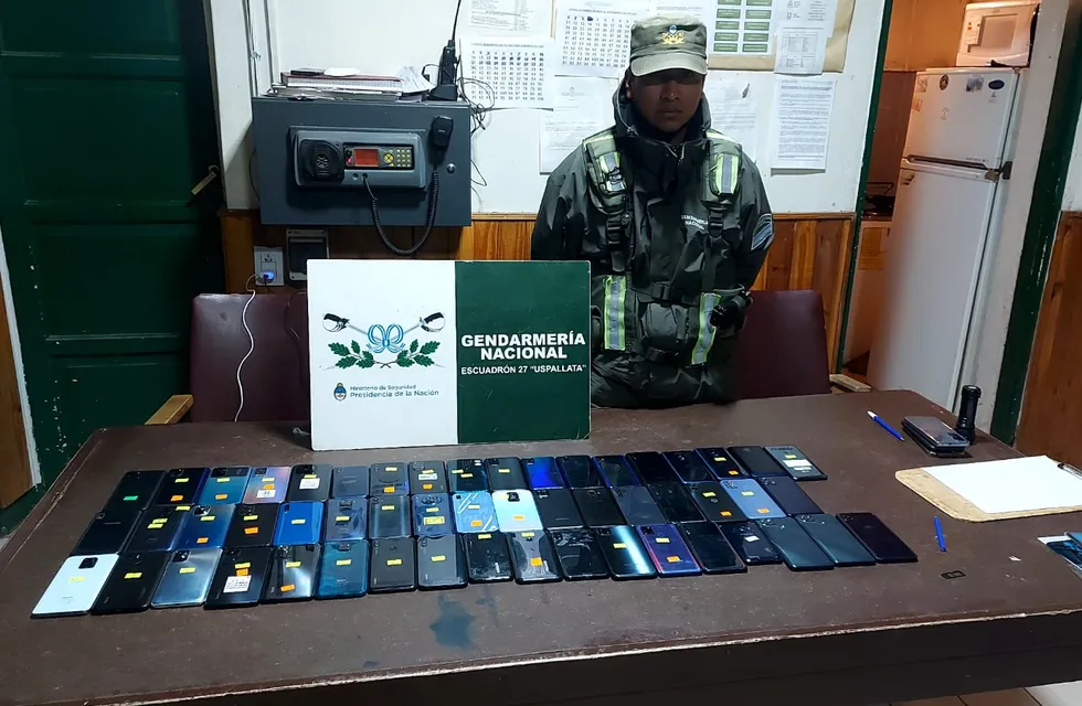 Gendarmería Nacional incautó 53 teléfonos celulares que ingresan en un vehículo desde Chile, de contrabando.