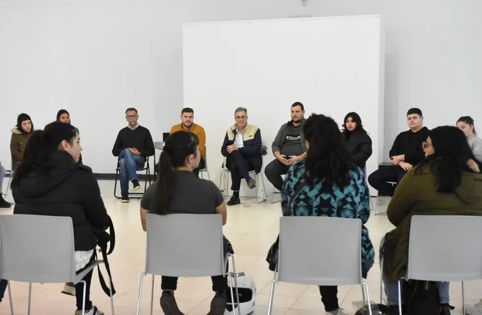 Castellano dialogó con jóvenes que ingresaron a un programa de empleo