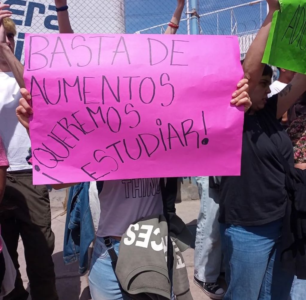 Reclamo de los estudiantes de la Universidad Maza.