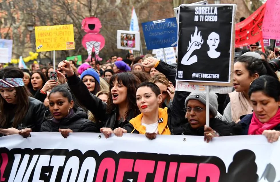 Italian actress Asia Argento (C) and US singer Rose McGowan, who both accuse Harvey Weinstein of sexual assault, take part in a march organised by 'Non Una Di Meno' (Me too) movement on March 8, 2018 as part of the International Women's Day in Rome. \r\n'Non Una Di Meno', which translates as Not One (Woman) Less, is the equivalent of the movement that grew out of the Harvey Weinstein-spurred sexual harassment and rape revelations.  / AFP PHOTO / Alberto PIZZOLI italia roma  celebracion dia internacional de la mujer paro marcha mujeres 8m
