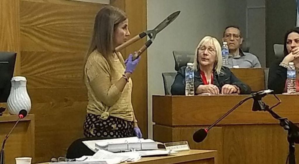 La fiscal Laura Battistelli exhibió la tijera de podar que usó Brenda Barattini.