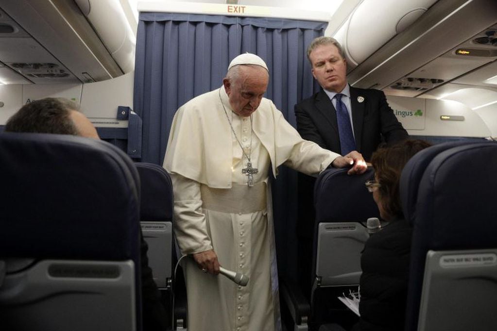 El Papa brindando la conferencia en el avión