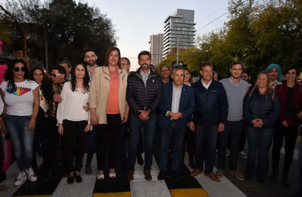 Cornejo y Suarez inauguraron una senda peatonal de la diversidad sexual