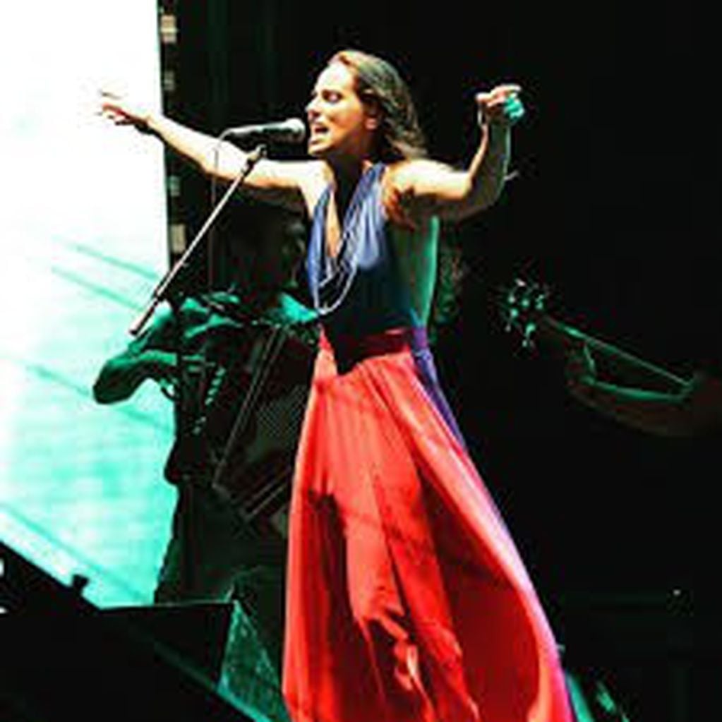 Pamela Ayala, cantante de Misiones, primera mujer en la Orquesta Folklórica de Posadas.