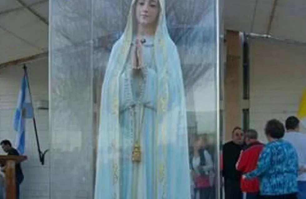 Virgen con manto celeste