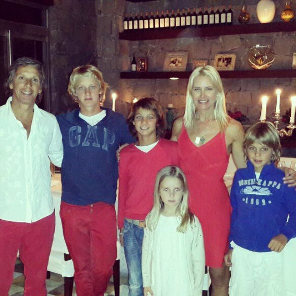 Valeria Mazza y Alejandro Gravier posan con sus cuatro hijos: Baltazar, Tiziano, Benicio y Tanía