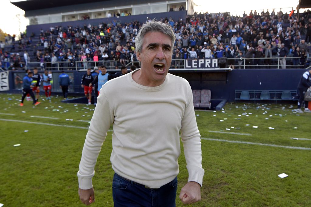 El técnico Gabriel Gómez dejó Independiente Rivadavia, luego de una exitosa campaña en la Primera Nacional.