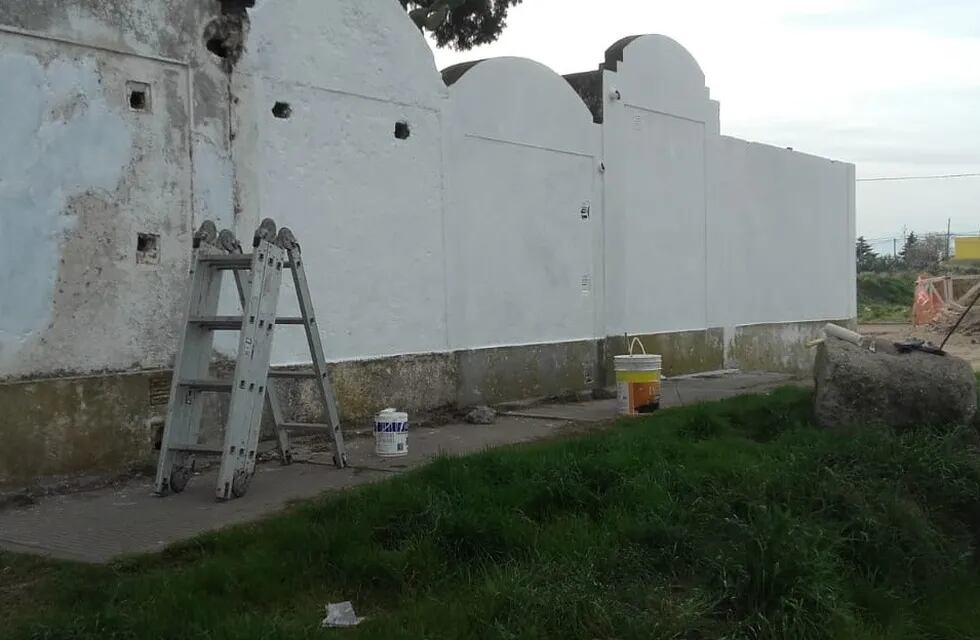 Trabajos de limpieza y pintura sobre el cerco perimetral del Cementerio Municipal