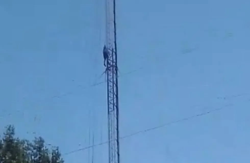 El trabajador atrapado en la antena telefónica. (Captura de video)