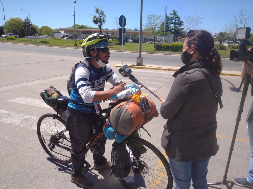 El joven de 27 años pedaleó desde México para encontrarse con su novia