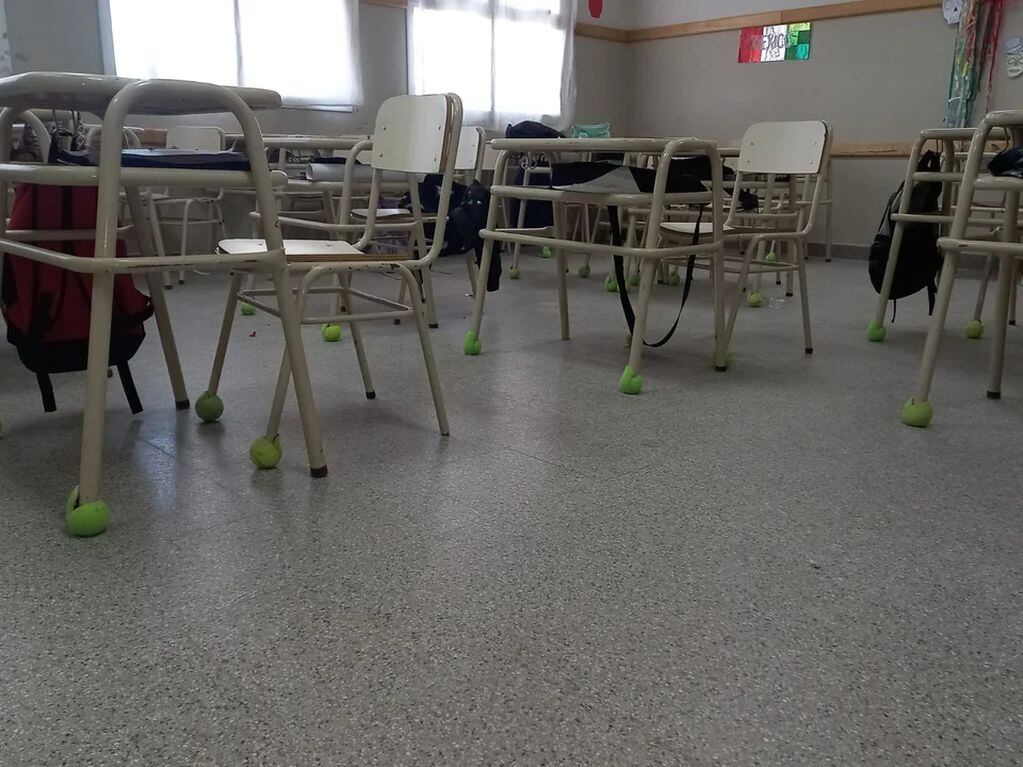 Escuela de Chubut puso pelotas de tenis en los bancos para que un alumno con autismo no sufra los ruidos.