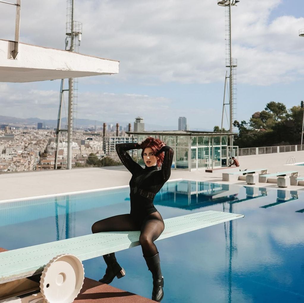 Dua Lipa encendió Instagram con un body total black y botas bucaneras ultra sexy