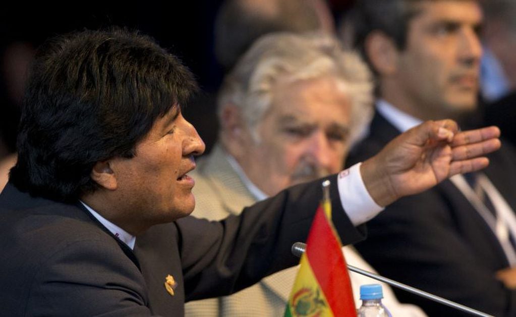 El presidente de Bolivia, Evo Morales, habla mientras el presidente de Uruguay, José Mujica, observa durante una sesión plenaria de la 47a Cumbre del Mercosur celebrada en Paraná, Argentina, el miércoles 17 de diciembre de 2014. (AP Photo/Natacha Pisarenko)
















 parana entre rios evo morales jose pepe mujica 47 cumbre del mercosur presidentes de bolivia y uruguay sesion plenaria discursos